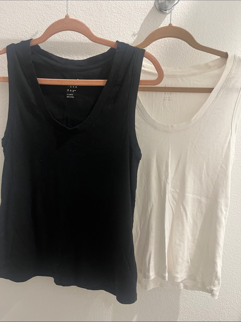 Bundle of 2 sleeveless tank tops XL